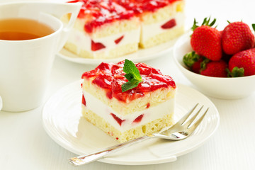 cheesecake with strawberries