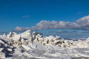 Obraz premium Seaside with frozen and melting ice with rocks