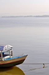 Fototapeta na wymiar Early morning: boat waiting to leave on lake Tanna.