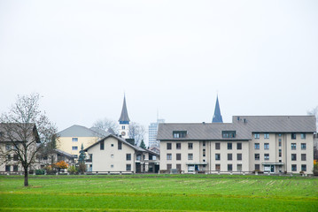 Fototapeta na wymiar 秋の雨の朝のインターラーケン（スイス・ベルン州）