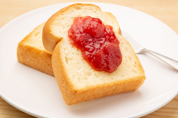 ストロベリージャムのトースト