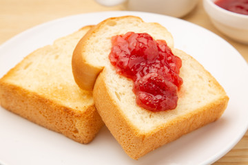 ストロベリージャムのトースト