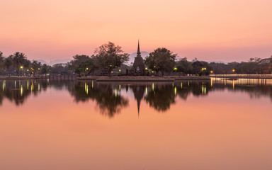 Naklejka premium Sunset over Wat Sa Si, Sukhothai Historical Park, Sukhothai, Thailand
