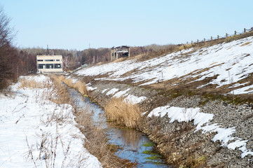 The device of the dam of a large reservoir with a pumping station, a system of locks at the top and a drainage channel.
