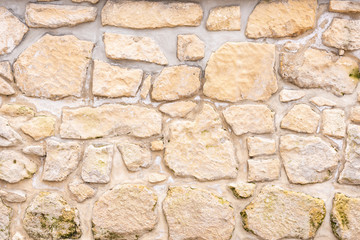 Eine Steinmauer mit große und kleine Steine als Hintergrund