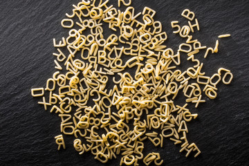 viele Buchstabennudeln
