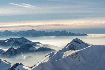 Blick vom Berg Moléson auf die verschneiten Schweizer Alpen - 254938032