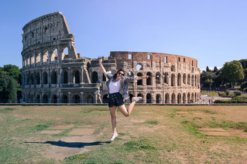 Plakat girl jumping in front of the colosseum in Rome