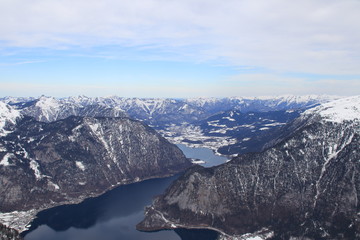 Fototapeta na wymiar Bergpanorama mit Aussicht auf den Hallstattersee in Österreich