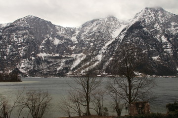 Hallstatter See in Österreich mit Bergpanorama im Winter