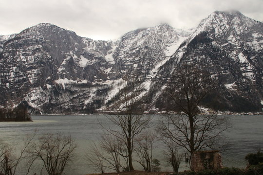 Hallstatter See in &Ouml;sterreich mit Bergpanorama im Winter