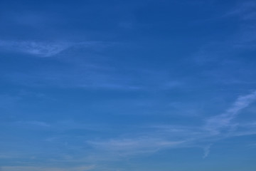 Wolkenloser blauer Himmel in verschiedenen Farbtönen und leicht schweifenden Wolken