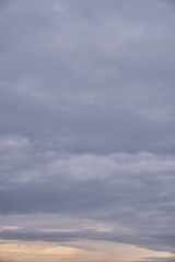 Mit Wolken bedeckter Himmel in verschiedenen Blau und Farbtönen - Set