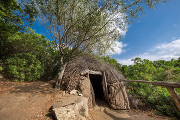 Antiche capanne di pietra e paglia in mezzo alla natura