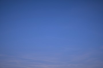 Blauer Himmel mit weißen, schweifenden Wolken in verschiedenen Farb und Blautönen - Set