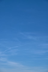 Blauer Himmel mit weißen, schweifenden Wolken in verschiedenen Farb und Blautönen - Set