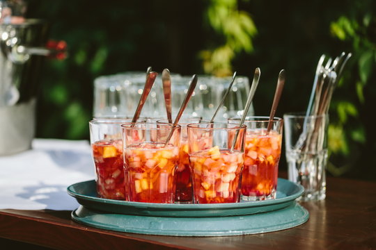 Eine Tablett mit Bowle Cocktail