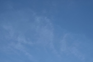 Naklejka na ściany i meble Blauer Himmel mit weißen schweifenden Wolken in verschiedenen Farbtönen - Set