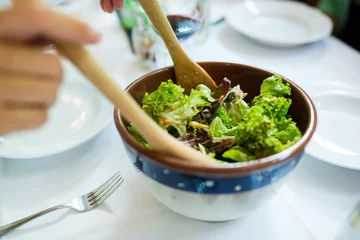 Foto op Canvas Frischer Salat in einer Salatschüssel © Anastasia Arrigo