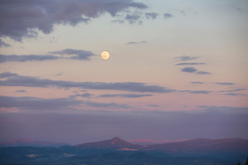 Bellissimo paesaggio notturno con la luna che sorge