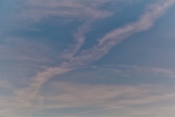 Blauer Himmel in verschiedenen Farben mit weißen schweifenden Wolken