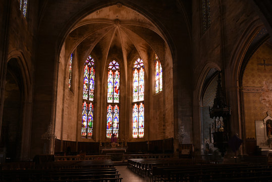 Coll&eacute;giale St Etienne Capestang  H&eacute;rault France vitraux