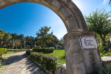 Arco ingresso  giardini Pubblici - Sardegna - Italia