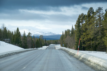 Eine vereiste Landstra&szlig;e in Schweden