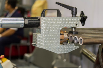 Close up pipe beveling equipment for weld edge prepare