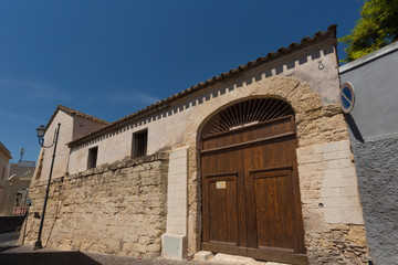 Fototapeta na wymiar Costruzione fatta con mattone crudo - Centro storico di Selargius (Cagliari) - Sardegna - Italia