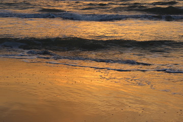 Abendsonne spiegelt sich in Wellen