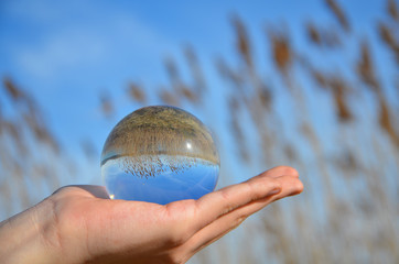 Glaskugel auf Hand