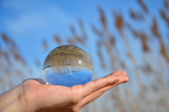Glaskugel auf Hand
