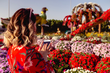 Naklejka premium woman like a litte girl playing on the sun of dubai