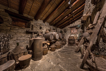 Antica cantina di vini con botti di legno 
