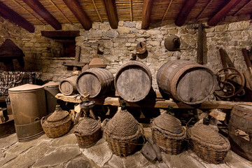 Antica cantina di vini con botti di legno 