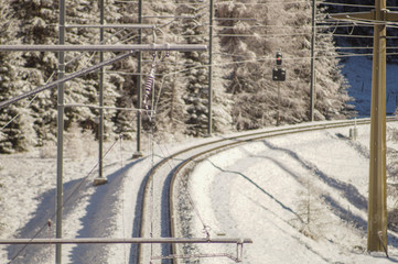Bahnschienen in Winterlandschaft