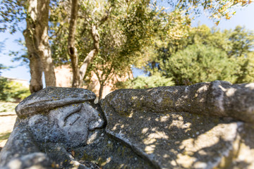 Scultura in pietra di un vecchio