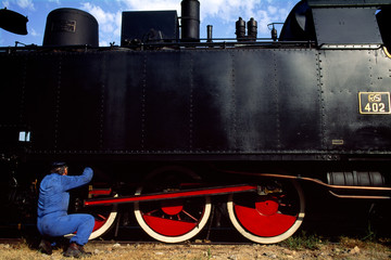 Vecchia Locomotiva con opertore che ripara