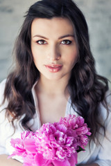 Naklejka premium Close up glamour portrait of brunette beautiful woman with spring flowers. Fashion, beauty, glamour concept