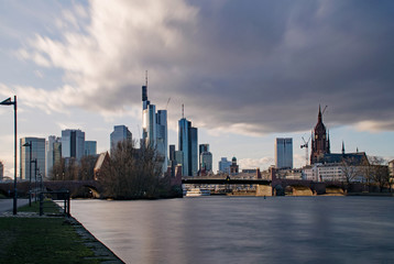 Blick über den Main auf die Skyline von Frankfurt am Main in Hessen, Deutschland 