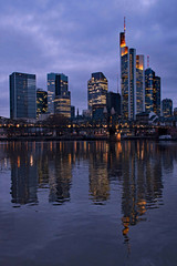 Fototapeta na wymiar Morgenstimmung in Frankfurt am Main in Hessen, Deutschland mit Blick auf die Frankfurter Skyline 