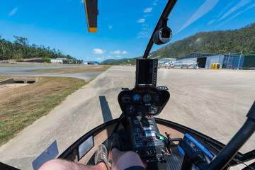 Flugvorbereitungen im Helikopter-Cockpit vor dem Abheben © jeho.photography