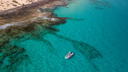Obraz premium tourists visit the coast of fuerteventura with taxi service
