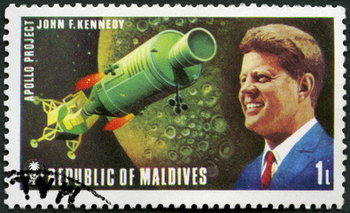 MALDIVES - 1974: shows Portrait of John Fitzgerald Kennedy (1917-1963) and Apollo Spacecraft, 35th president of the United States, Space explorations of US and USSR - obrazy, fototapety, plakaty