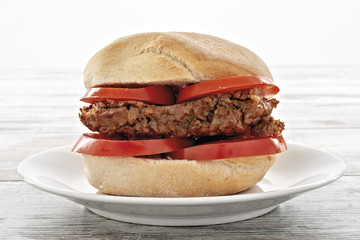 panino con salsiccia grigliata e pomodori fronte