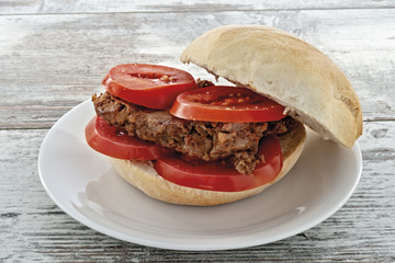 panino con salsiccia grigliata e pomodori da sopra