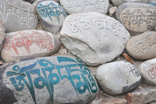 Manistein, buddhistische Gebetstafeln werden von Pilgern an heiligen Orten hinterlassen.