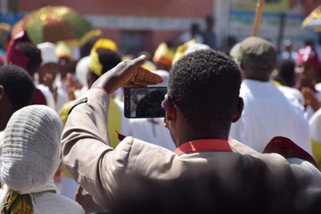 Mann fotografiert mit dem Smartfone in die Menschenmenge