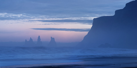 Fototapeta na wymiar die Felsen von Reynisdrangar bei Sonnenuntergang, Vik, Island